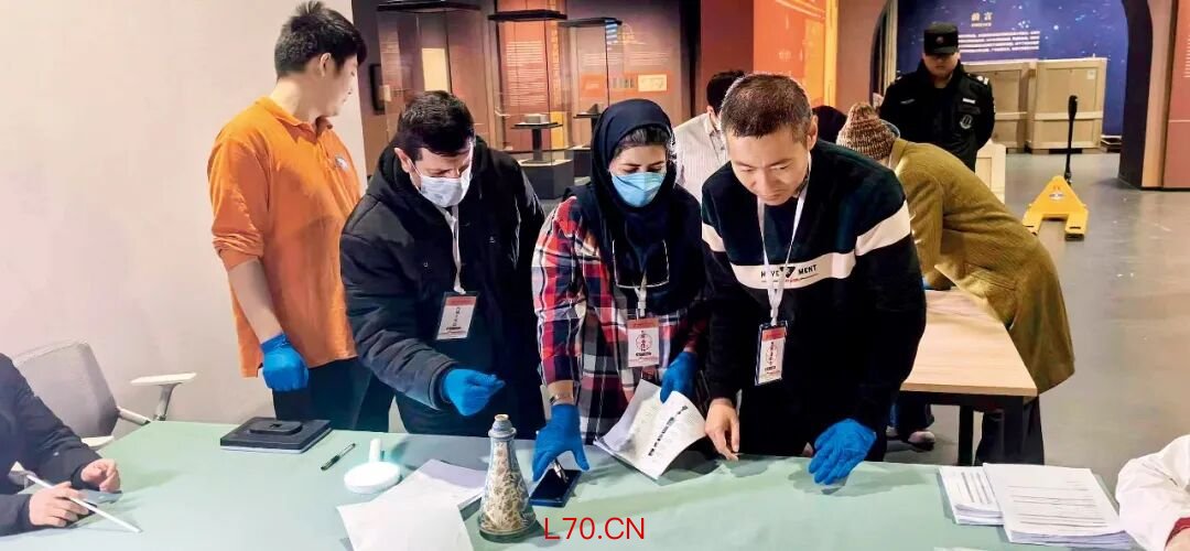 印权斌（右）在内蒙古博物院参与布展。受访者提供