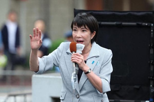数万人逼高市辞职，岸田扛旗，052D抵近奄美大岛，朝鲜发射数枚导弹