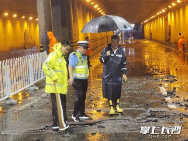 暴雨中，全城交警守护平安出行