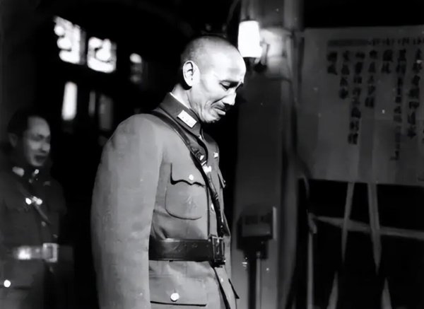 1948年黄维率部突围，遭解放军猛烈伏击，这才明白：先锋师起义了