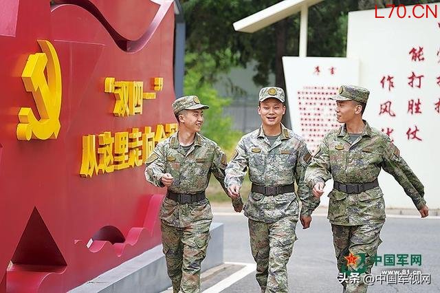 信息支援部队某部骨干日常开展谈心交心活动。李佳霖摄