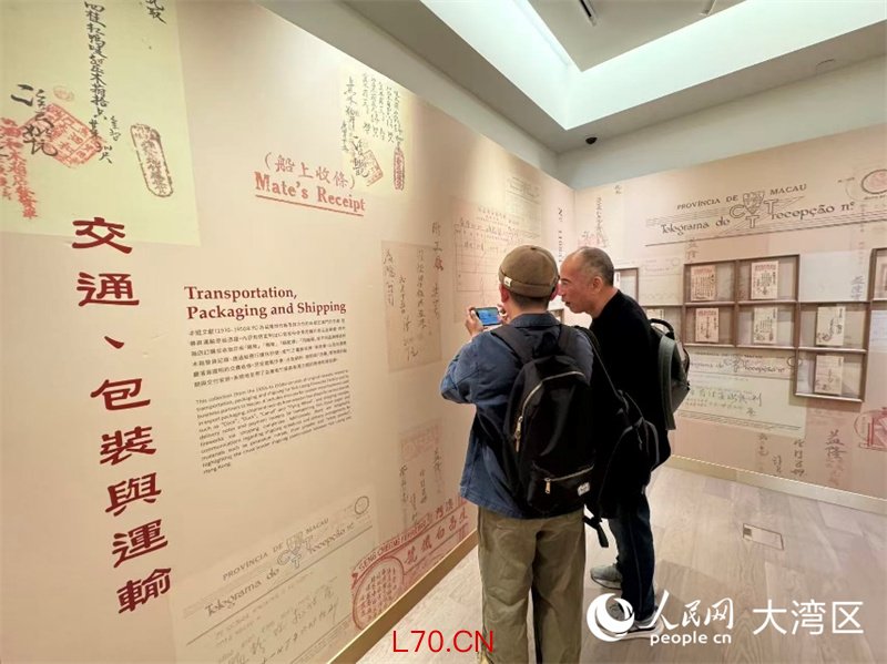 观众饶有兴味参观炮竹产业各环节展示。人民网富子梅摄
