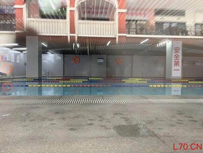 乐山男子游泳馆溺亡警方介入 家属质疑救生员失职