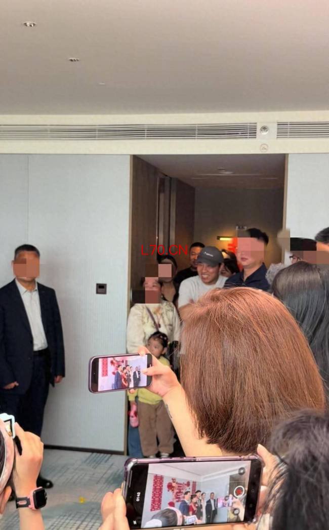 徐志胜五一去徐州参加发小婚礼 低调现身引关注