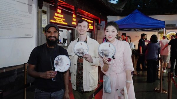 光影为笔、园林为卷，这场豫园夜游让中外游客解锁端午“奇妙夜”