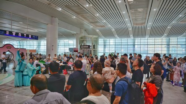 端午假期首日70.8万人次涌入上海火车站，各大车站节日氛围浓