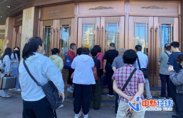 黄金回到“8”字头，实探金店：柜台被挤爆，请假、刷空卡也要买