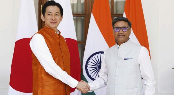 日本密集布局“安保外交”：两天连签三国防务协议