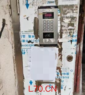 辽宁男子出轨被妻子抓现行，在居民楼张贴悔过书，详细交代出轨经过等隐私，社区回应