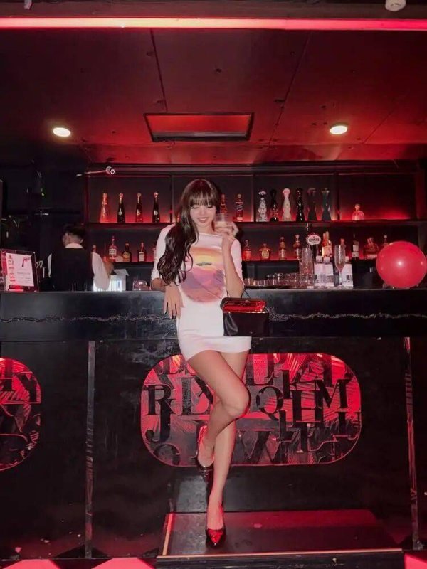 顶级女团成员直播中反应引热议!