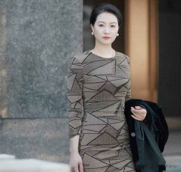 中年女人动了情, 多半不找外人, 偏偏爱上这三种“熟人”, 很现实
