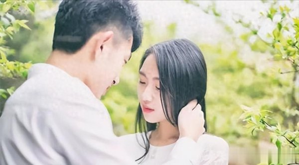 在这4件事上, 如果女人“不拒绝”你, 说明她心里在偷偷喜欢你!