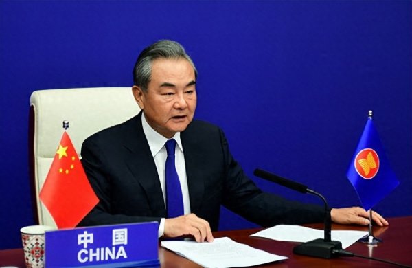 百国代表见证! 王毅联合国敲锤亮剑, 美国罪责难逃