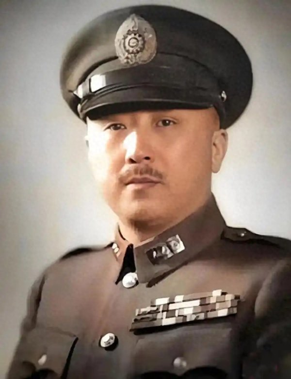 55年8位元帅宴请卫立煌, 对方全程低头失落, 陈毅一语点醒梦中人
